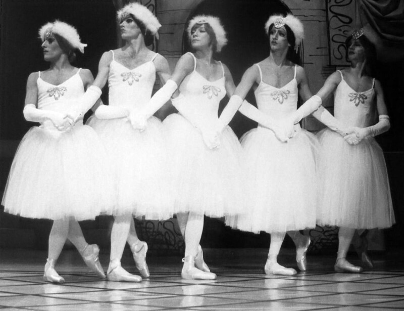 Shirley_MacLaine_Ballets_Trockadero_de_Monte_Carlo_1977